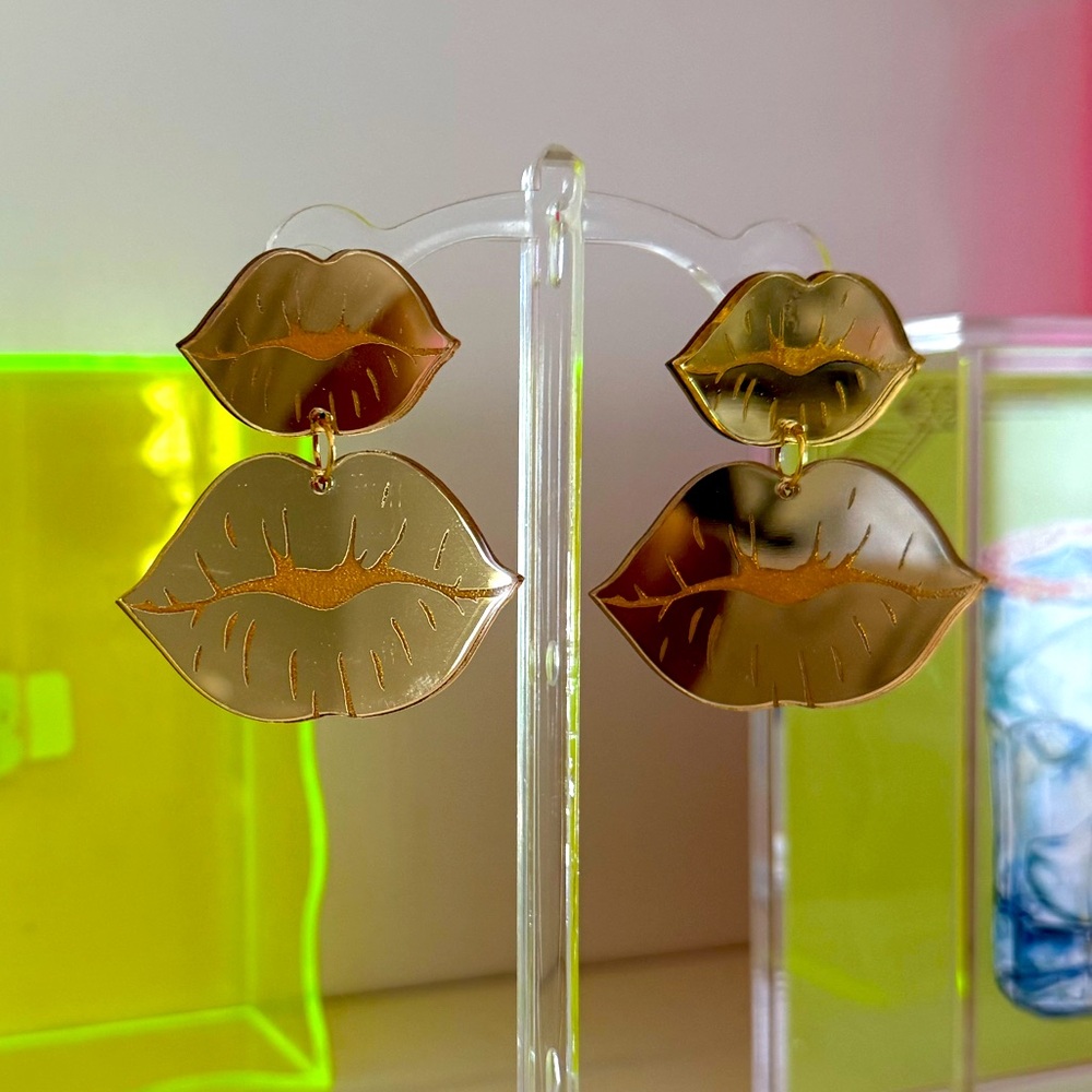NIB : Large Metallic Lip Statement Earrings